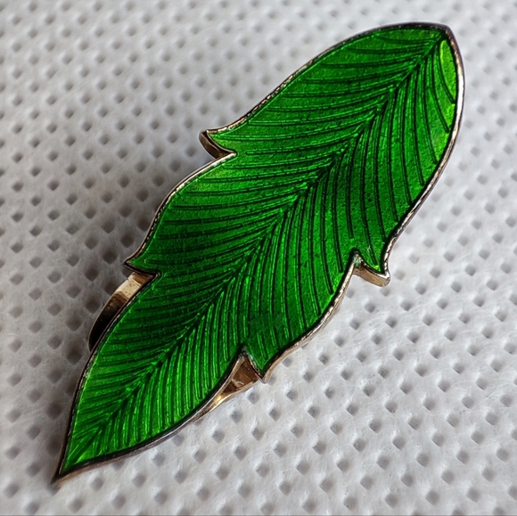 Green High Quality Vintage Clip Enamel Earrings Gold Tone Leaves EUC Unsigned - Picture 7 of 7